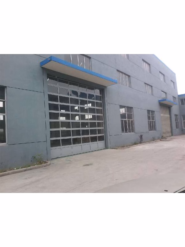 Industrial lifting door